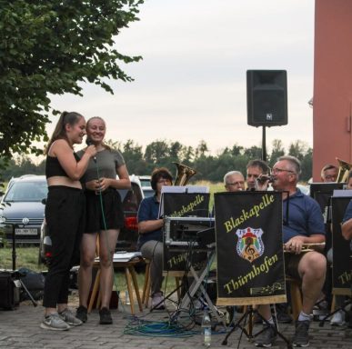 Außerplanmäßiger Auftritt zweier Festdamen